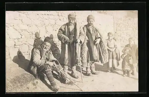 Foto-AK Männer mit Stöcken und Kindern