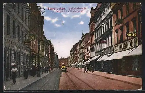 AK Saarbrücken, Bahnhofstrasse mit Bergamt im Hintergrund, Strassenbahn, Gleisen und Geschäften
