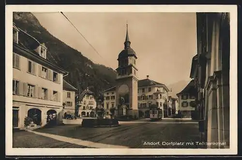 AK Altdorf, Strassenbahn auf dem Dorfplatz mit Telldenkmal