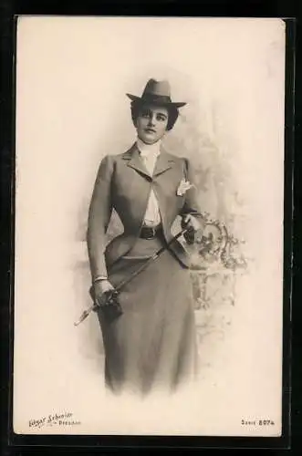 Foto-AK Edgar Schmidt, Dresden, Nr. 8074: Dame im Reitkostüm
