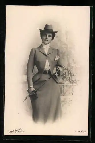 Foto-AK Edgar Schmidt, Dresden, Nr. 8074: Dame in tailliertem Reitkostüm