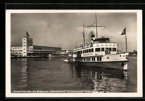 AK Friedrichshafen /Bodensee, Hafenbahnhof mit Motorschiff Ravensburg,