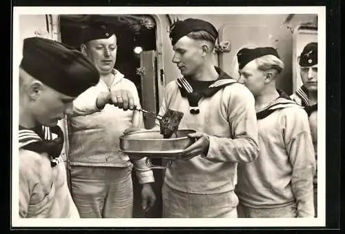 AK Matrosen in Uniform bei der Essenausgabe, Kriegsmarine