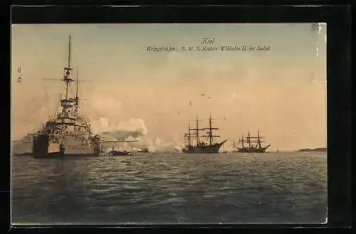 AK Kiel, Kriegshafen, SMS Kaiser Wilhelm II. im Salut, Kriegsschiff der Kaiserl. Marine