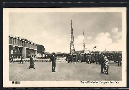 AK Berlin-Tempelhof, Zentralflughafen Tempelhofer Feld, Leute