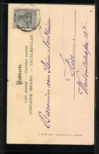 AK Hübsche junge Dame mit Hut hält einen Engel in den Armen