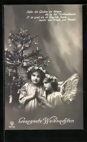 AK Weihnachtsengel beten zusammen vor einem Christbaum