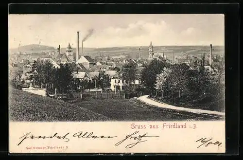 AK Friedland / Frydlant, Ortseingang von der Wiese aus gesehen
