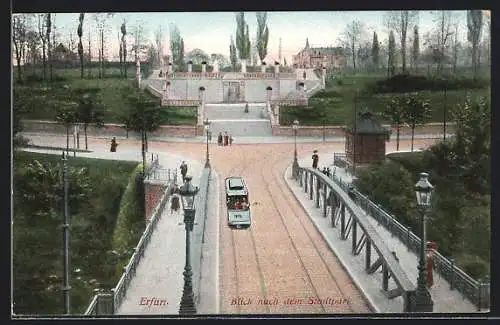 AK Erfurt, Strassenbahn auf der Brücke, Blick zum Stadtpark