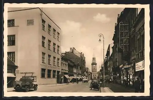 AK Pardubice, Strassenpartie mit Geschäften