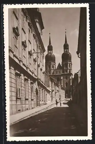 AK Trnava, Strassenpartie mit Blick zur Kirche