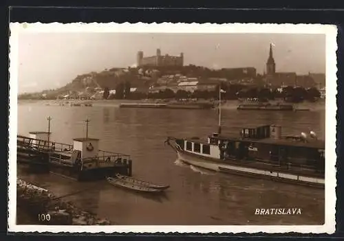 AK Bratislava, Dampfer fährt Richtung Anlegestelle, Feste im Hintergrund