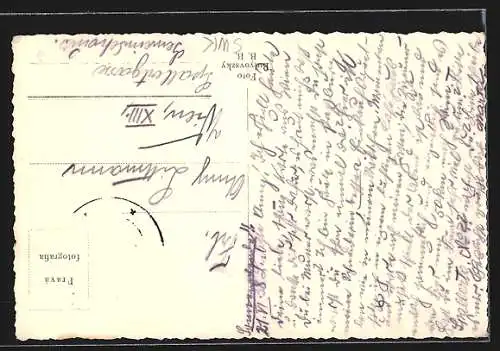 AK Bratislava, Dampfer fährt Richtung Anlegestelle, Feste im Hintergrund