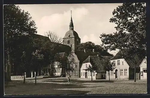 AK Burg / Fehmarn, Breite Strasse mit Museum und Kirche