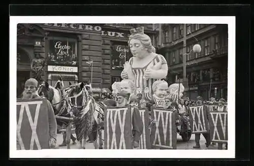 Foto-AK Düsseldorf, Festwagen und Feiernde auf dem Karneval