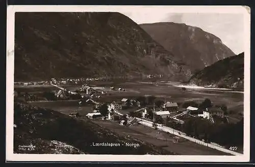 AK Laerdalsoren, Gesamtansicht am Fluss vom Berg aus