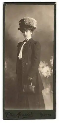 Fotografie Chr. Mönsted, Verden, Junge Frau mit Hut und Handtasche