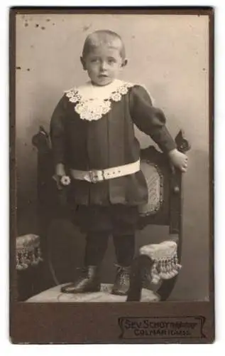 Fotografie Sev. Schoy, Colmar i. Els., Rufacherstr. 48, Kleiner Junge in zeitgenössischer Kleidung