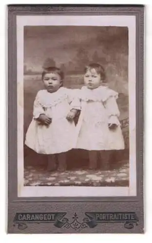 Fotografie Carangeot, Reims, 8, Place d`Erlon, Zwei kleine Kinder in weissen Kleidern