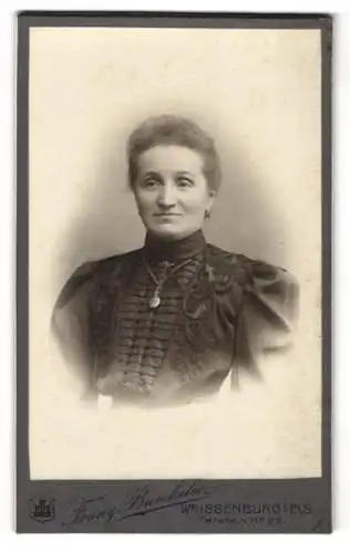 Fotografie Franz Buecheler, Weissenburg i. E., Bürgerliche Dame im Kleid mit Halskette