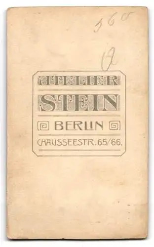 Fotografie Atelier Stein, Berlin, Chausseestr. 65-66, Süsses Kleinkind im Hemd mit nackigen Füssen