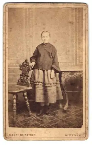 Fotografie Albert Weinstock, Wittstock, Oberketten-Str. 527, Junge Dame in zeitgenössischer Kleidung