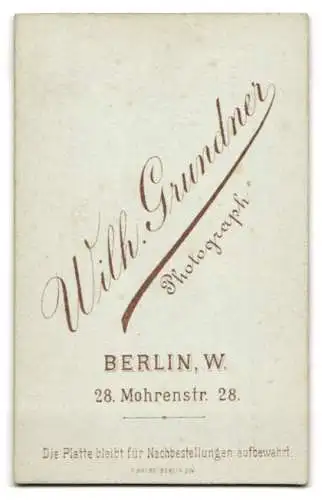 Fotografie Wilh. Grundner, Berlin, Mohrenstr. 28, Elegant gekleidete Dame lehnt am Stuhl