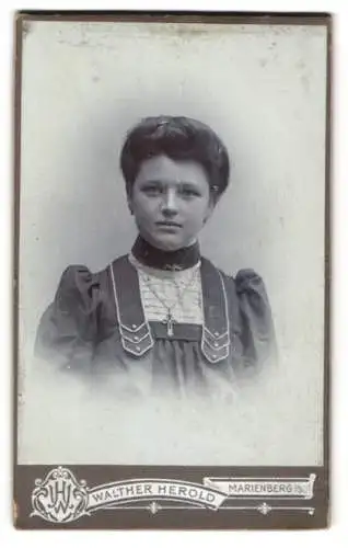 Fotografie Walther Herold, Marienberg i. S., Junge Dame im Kleid mit Kreuzkette