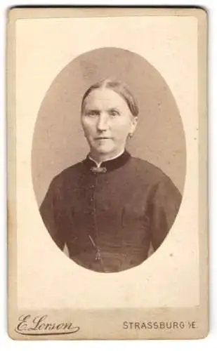 Fotografie Emil Lorson, Strassburg, Meisengasse 2, Ältere Dame im Kleid mit Kragenbrosche