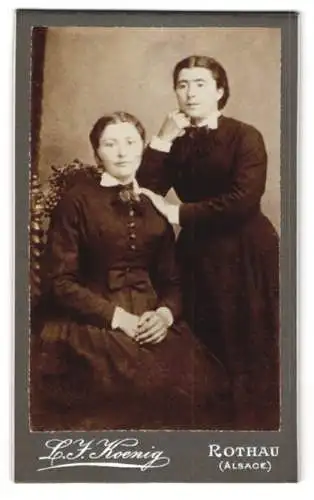 Fotografie L. J. Koenig, Rothau /Alsace, Zwei Damen in schwarzen Kleidern