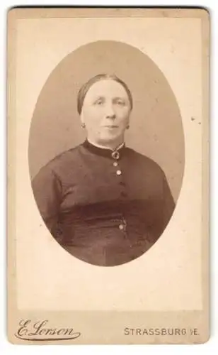 Fotografie Emil Lorson, Strassburg i. E., Meisengasse 2, Ältere Dame im Kleid mit Kragenbrosche