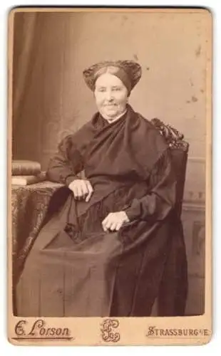 Fotografie E. Lorson, Strassburg i. E., Meisengasse 2, Ältere Dame im Kleid mit Schultertuch