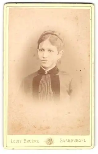 Fotografie Louis Bruère, Saarburg i. Lothr., Junge Dame mit hochgestecktem Haar