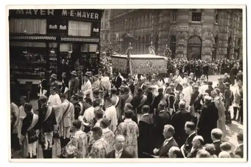 Fotografie Wolfrum Wien, Ansicht Wien, Prozessions-Umzug in der Innenstadt mit Studenten & Soldaten vom Bundesheer