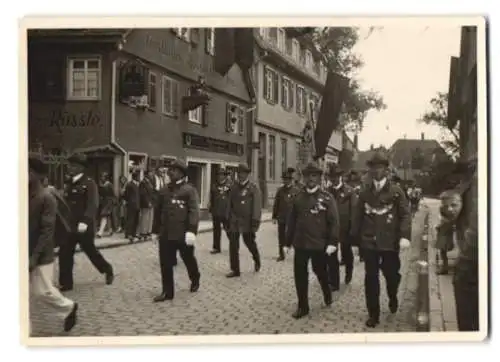 Fotografie Emil Berner, Untertürkheim, Ansicht Untertürkheim, Schützen-Parade vor Gasthaus Rössle von Anton Haas