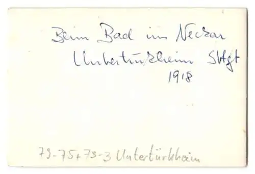 Fotografie unbekannter Fotograf, Ansicht Untertürkheim, halb nackter Vater beim Sonnenbad am Neckar 1918