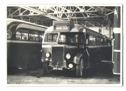 Fotografie unbekannter Fotograf, Ansicht Bridgend, Bus Western National, Linienbus Richtung Aberbaiden Colliery im Depot