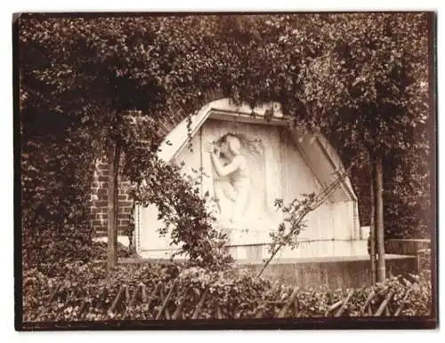 Fotografie unbekannter Fotograf, Ansicht Darmstadt, Denkmal Relief mit Akt-Darstellung