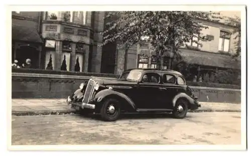 Fotografie Auto, schwarze Limousine am Strassenrand