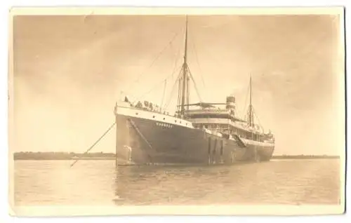 Fotografie Passagierschiff / Dampfer Khosrou liegt vor Anker