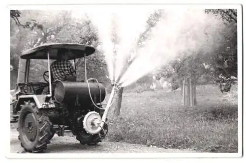 Fotografie Chiron Werksfoto, Tuttlingen, Ansicht Tuttlingen, Traktor versprüht Pflanzenschutzmittel mit Chiron Apparat