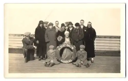 Fotografie Schiffsreisende mit Rettungsring Dampfer Albert Ballin - Hamburg