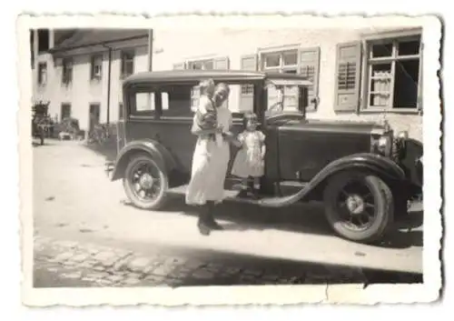 Fotografie Auto Mercedes Benz, Mutter mit Kindern nebst PKW