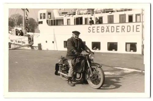 Fotografie Motorrad Zündapp, Kradfahrer neben Dampfer des Seebäderdienstes