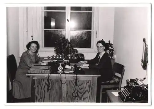 Fotografie Sekretärin im Büro nebst Telefon & Schreibmaschine