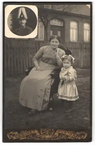 Fotografie unbekannter Fotograf und Ort, Mutter mit ihrer Tochter nebst Fotomontage des Vaters als Soldat in Uniform