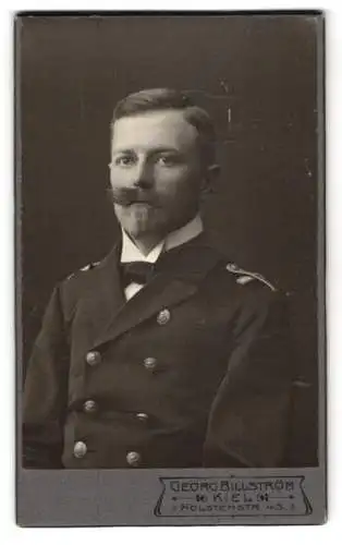 Fotografie Georg Billström, Kiel, Portrait Marine Offizier in Uniform mit Spitzbart