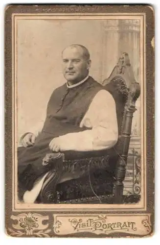 Fotografie unbekannter Fotograf und Ort, höherer Geistlicher im Ornat sitzend in einem Löwenstuhl