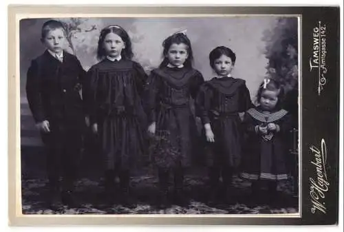 Fotografie W. Hegenbart, Tamsweg, fünf junge Kinder der grösse nach aufgereiht, Schnappschuss