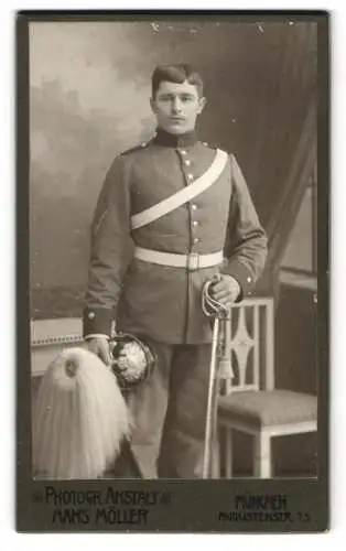 Fotografie Hans Möller, München, junger Soldat in Uniform mit Pickelhaube Rosshaarbusch und Säbel